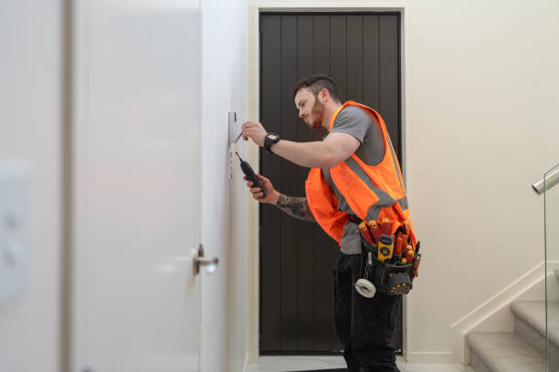 técnico de alarmas instalando sensor en puerta de entrada